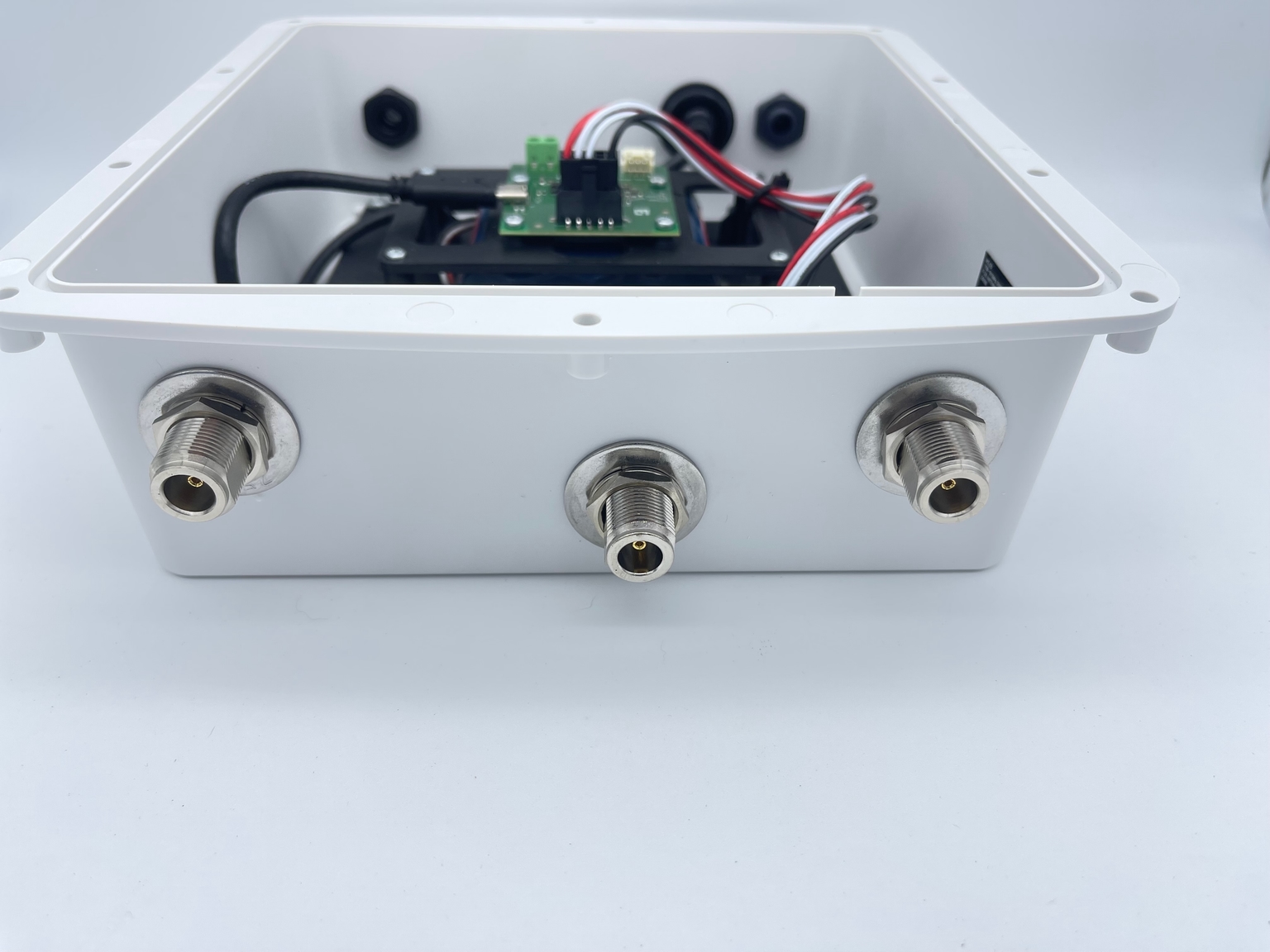 Gateway antenna connectors
